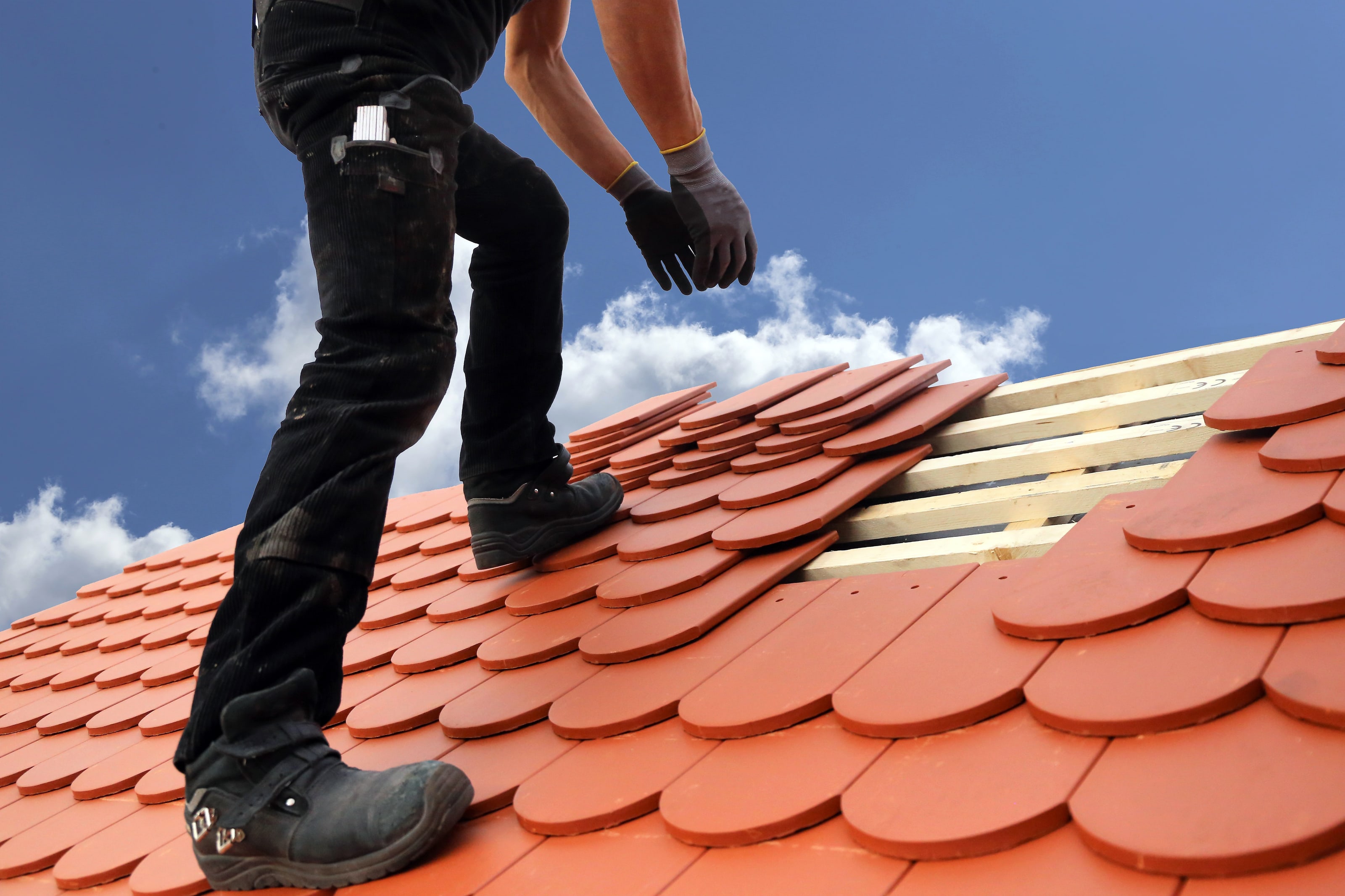 Handwerker bei der Arbeit auf dem Dach