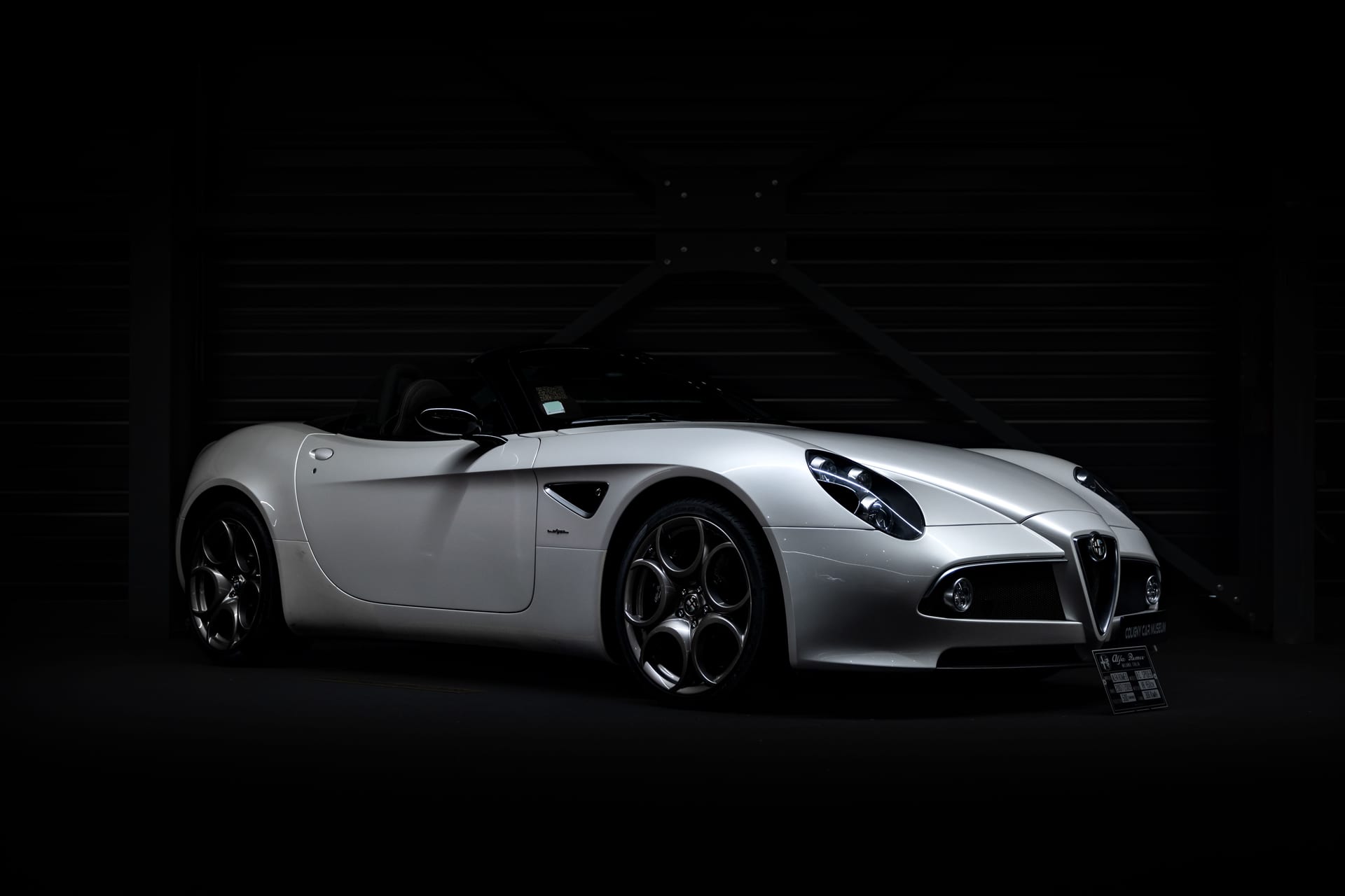 Silbernes Luxus-Cabrio in einer dunklen Garage